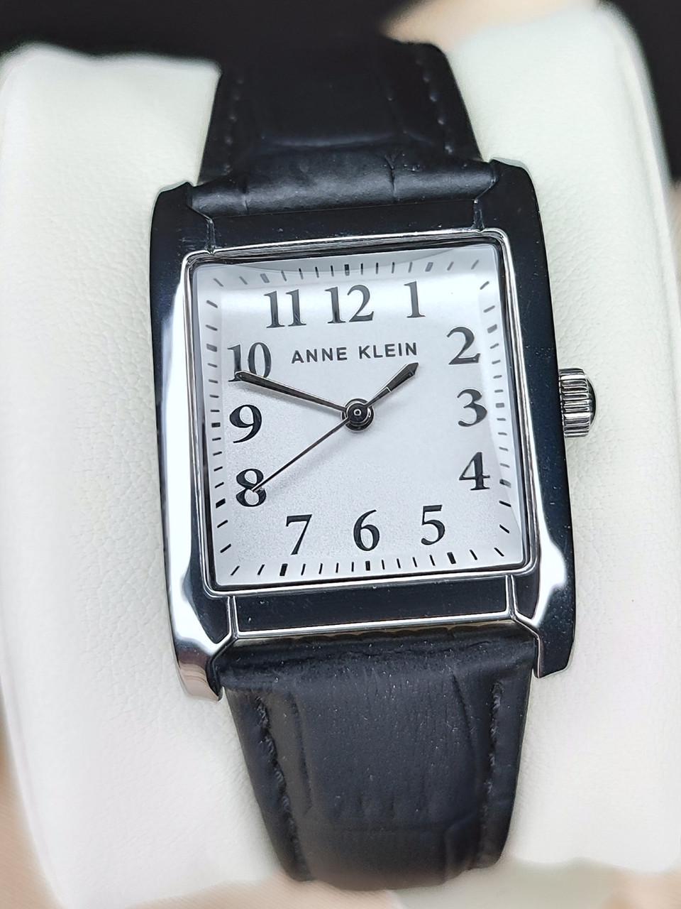 Наручные часы женские Anne Klein AK/3889SVBK с серебристым циферблатом и черным кожаным ремешком