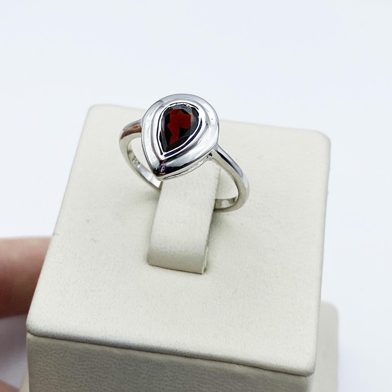 Кольцо серебряное с гранатом р. 17,5 3,03 г (2030046643)