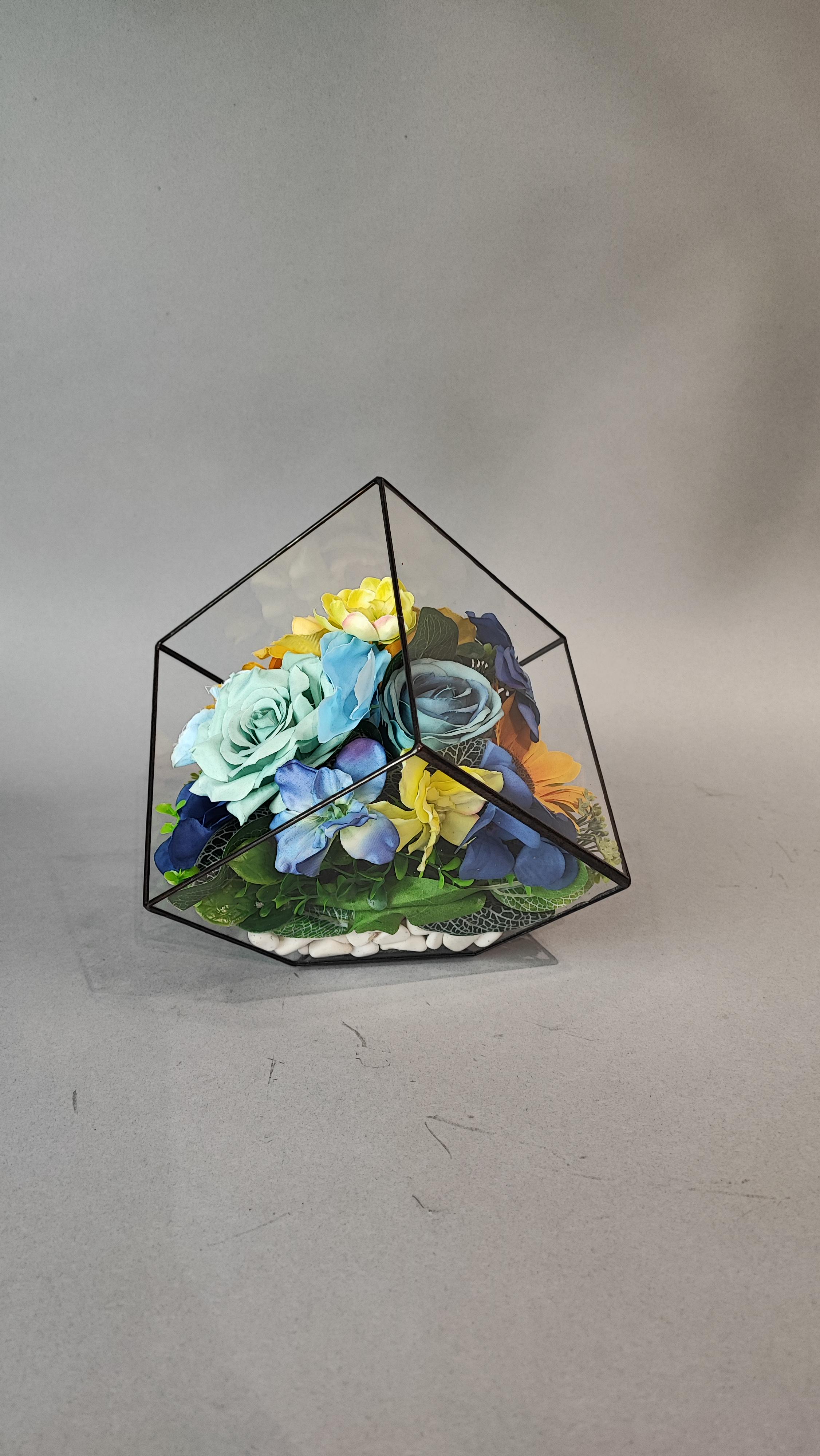 Искусственные цветы скорби траурные ритуальные под стеклом С Украиной в сердце куб 24х24х24 см