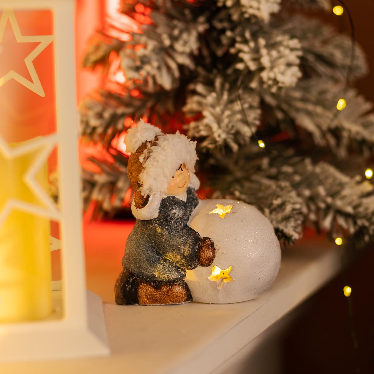 Фигурка новогодняя с подсветкой Мальчик со снежным шаром 11х7х12 см (CR-5-12) Фигурка новогодняя с подсветкой Мальчик со снежным шаром 11х7х12 см (CR-5-12)