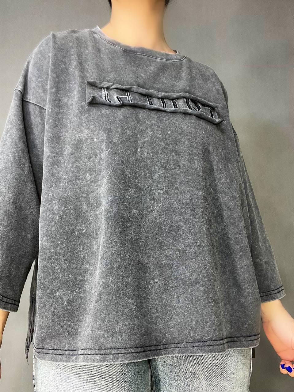 Футболка жіноча A-N 26029 широка варена тай дай довгий рукав 3\4 з вишивкою попереду OS Сірий (4015) - фото 7 Футболка жіноча A-N 26029 широка варена тай дай довгий рукав 3\4 з вишивкою попереду OS Сірий (4015) - фото 7