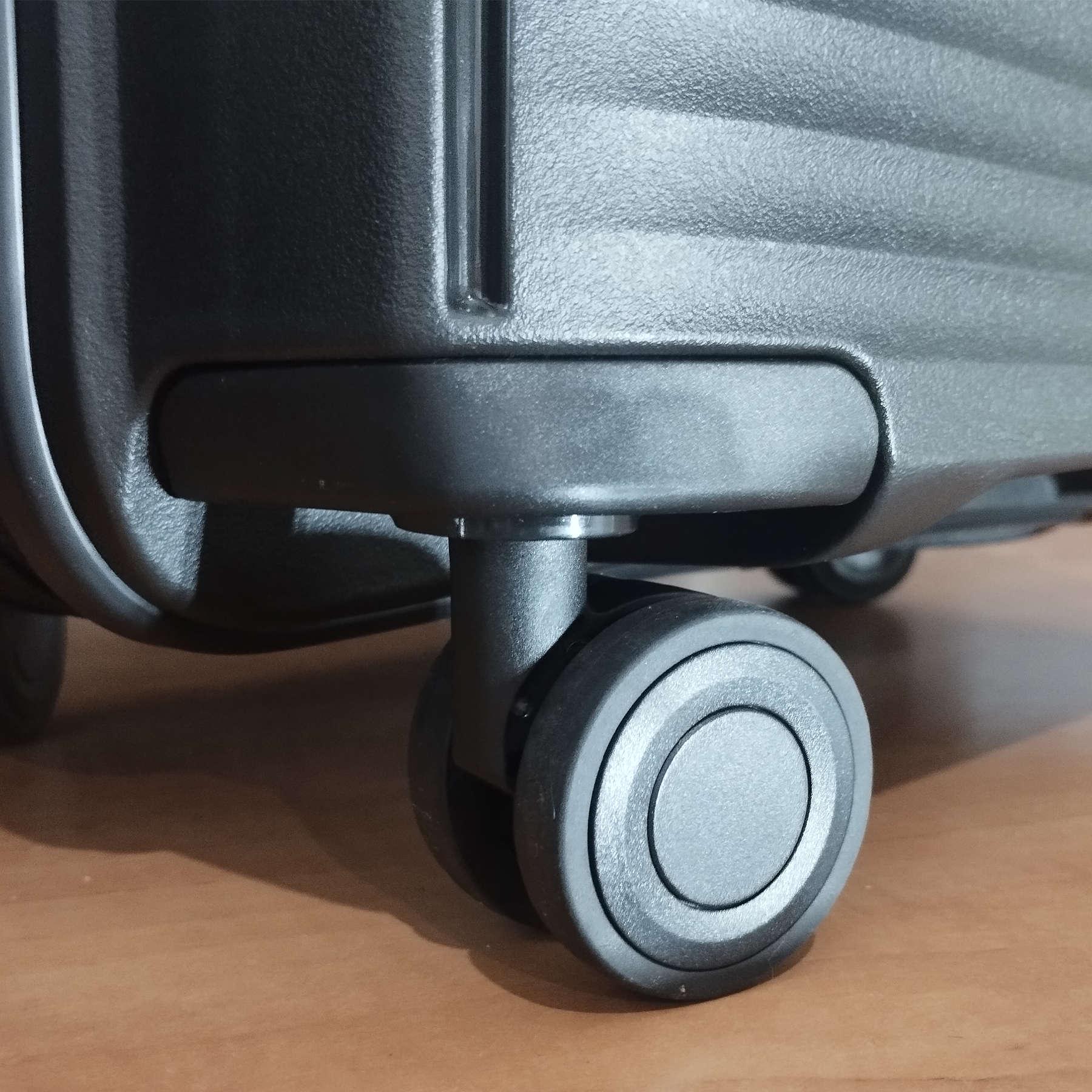 Валіза маленька під ручну поклажу Swissbrand Malden Polypropylene S Black (SWB_LHMAL001S) - фото 4 Валіза маленька під ручну поклажу Swissbrand Malden Polypropylene S Black (SWB_LHMAL001S) - фото 4