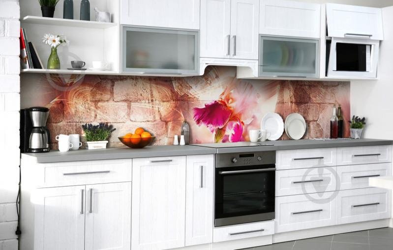 Скинали на кухню Zatarga «Ирис на кирпичной стене» 600х2500 мм виниловая 3Д наклейка кухонный фартук