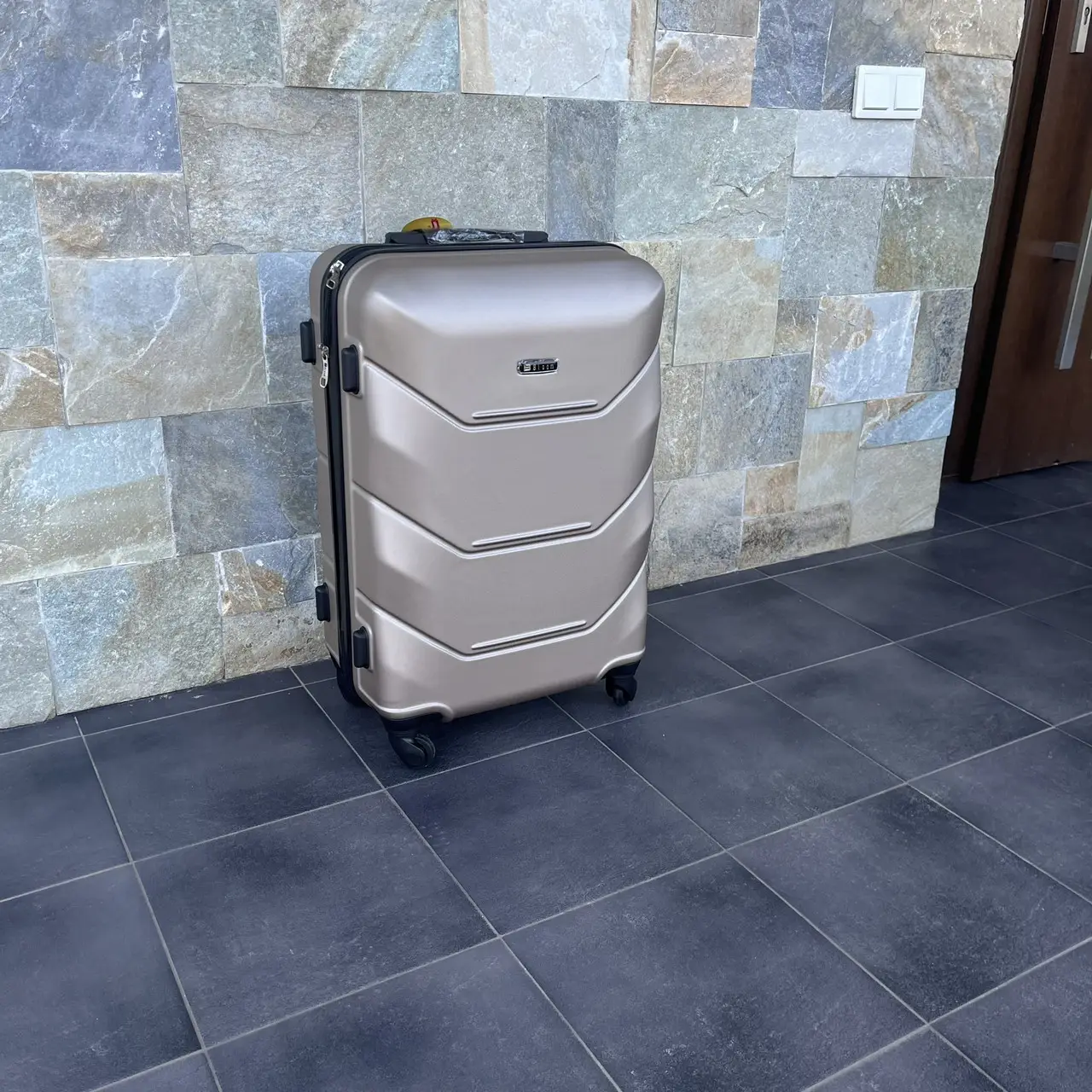 Валіза дорожня Bloom 1507 М 63л Шампань - фото 2 Валіза дорожня Bloom 1507 М 63л Шампань - фото 2