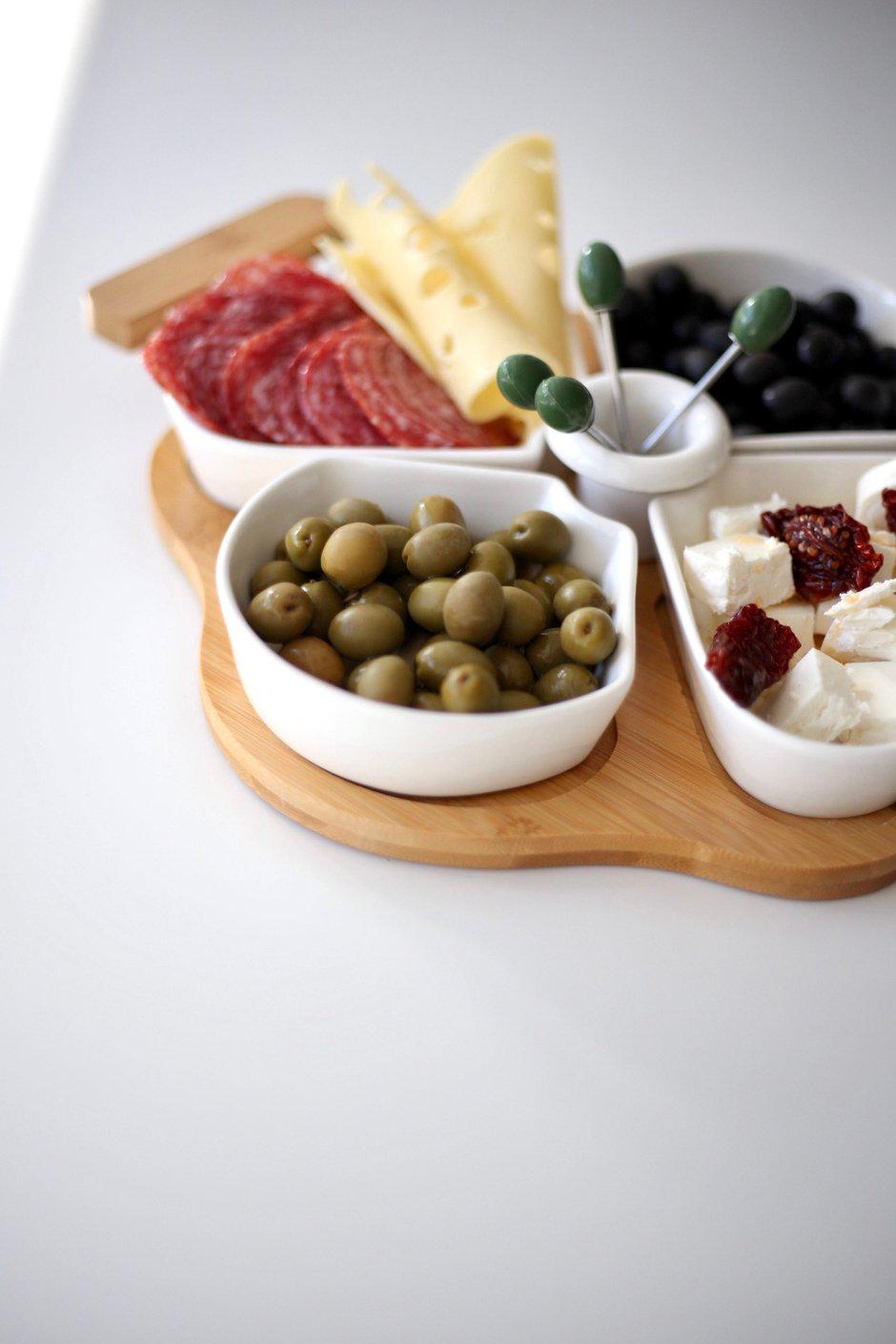 Менажница Серце керамическая на деревянной подставке со шпажками 26 см Белый (00000010201) - фото 8 Менажница Серце керамическая на деревянной подставке со шпажками 26 см Белый (00000010201) - фото 8