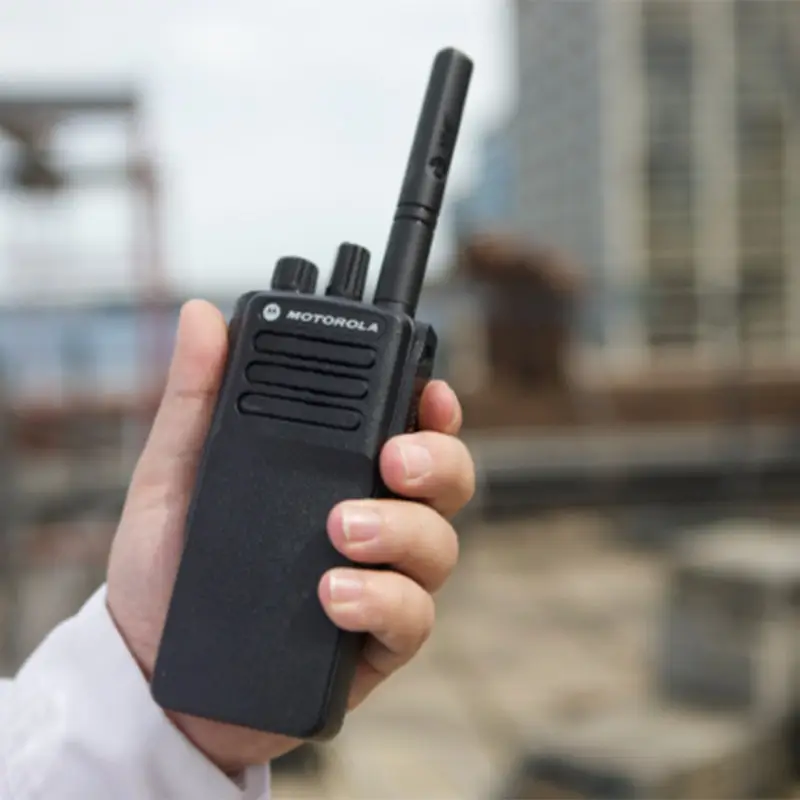 Радіостанція з зарядним пристроєм Motorola DP 4401E VHF MDH56JDC9RA1AN цифрова портативна - фото 5