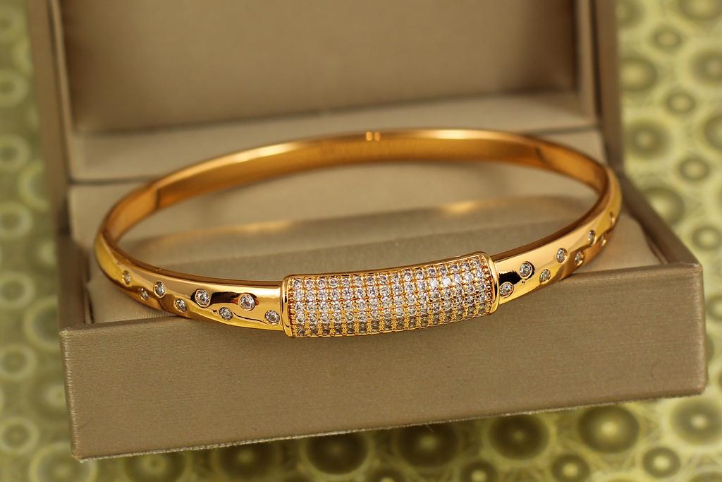 Браслет бенгл Xuping Jewelry Рассыпь звездного блеска 60 мм 17-19 см Золотистый (30728020)