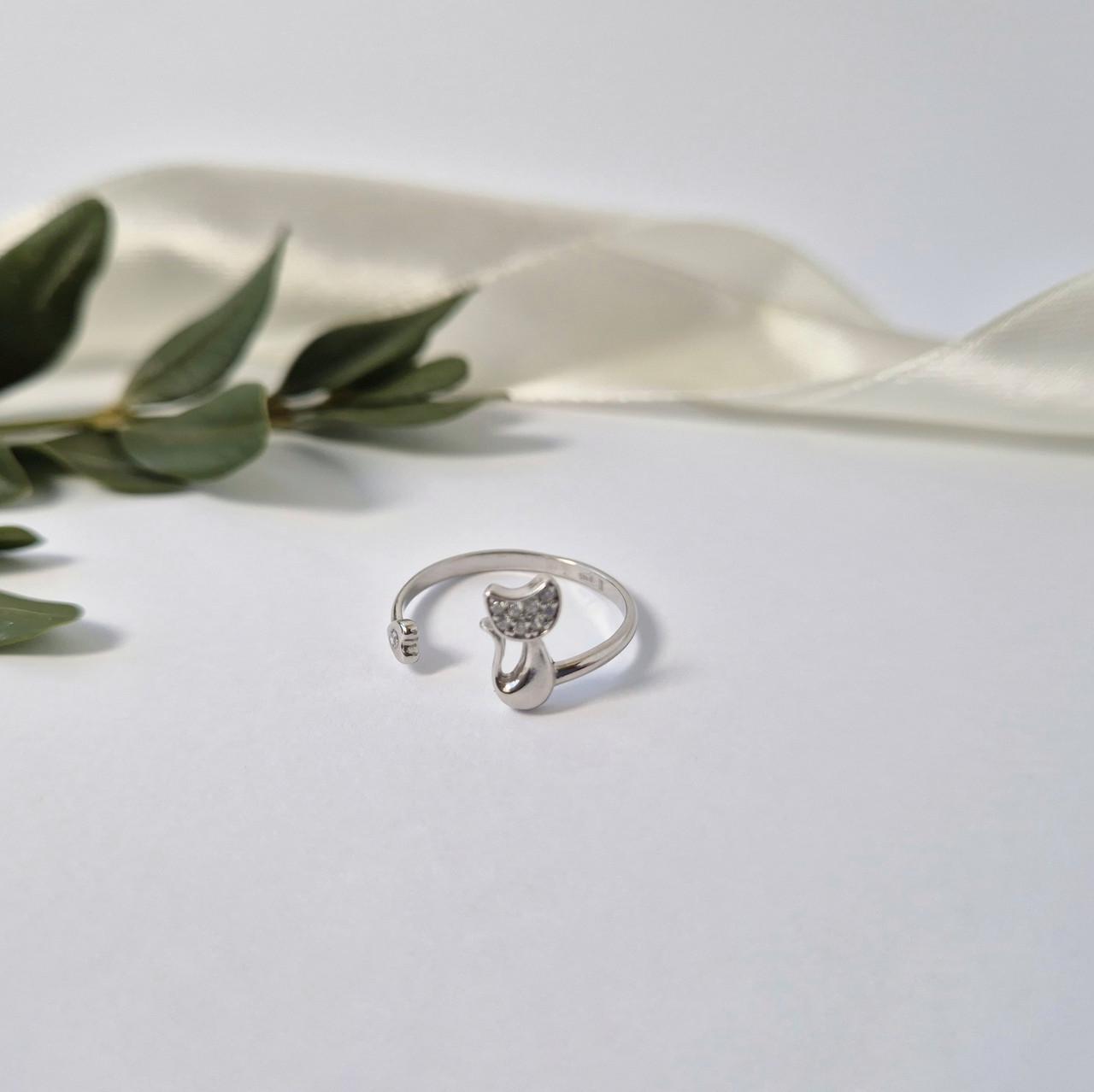 Кольцо котик с белыми камнями серебро 925 пробы родированное 1,10 р. 16,5 (81768б) Кольцо котик с белыми камнями серебро 925 пробы родированное 1,10 р. 16,5 (81768б)