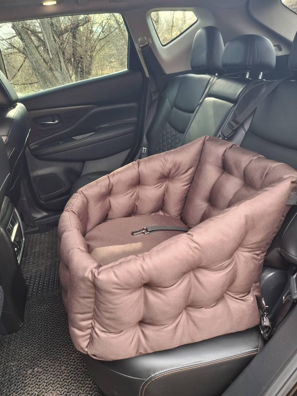 Крісло автомобільне для собак Huge and Tiny зі знімними ременями Waterproof Oxford 50x45 см Карамельний (25590402) - фото 8 Крісло автомобільне для собак Huge and Tiny зі знімними ременями Waterproof Oxford 50x45 см Карамельний (25590402) - фото 8