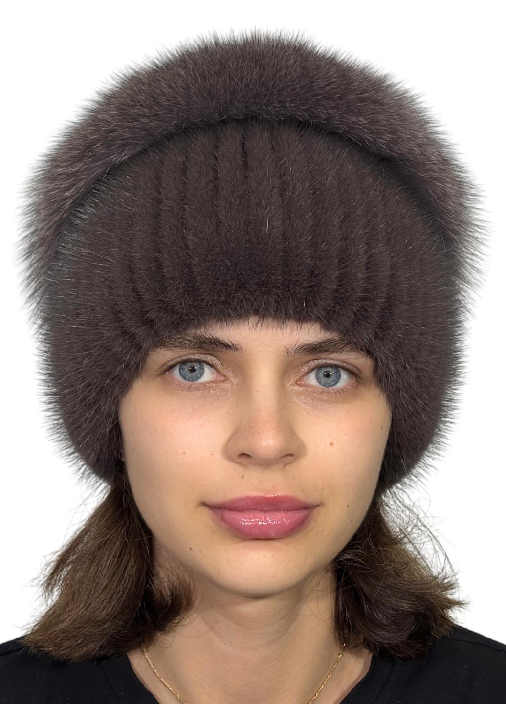 Зимняя женская шапка Меховой стиль Перо из вязаной норки с бубоном из песца M-L Кофе (129/L)