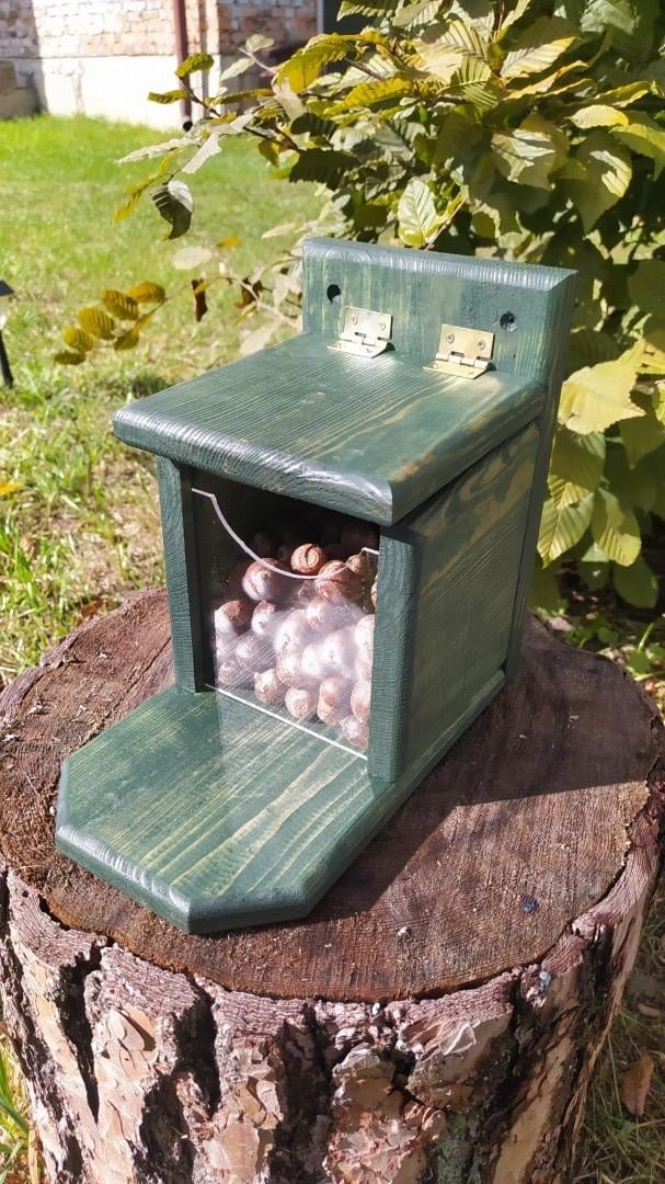 Кормушка для белок Сюрприз из древесины Оликовый 27х25х16 см Кормушка для белок Сюрприз из древесины Оликовый 27х25х16 см