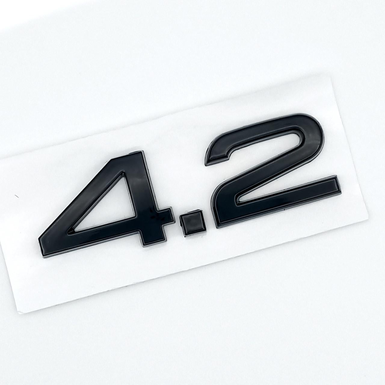 Эмблема надпись 4,2 Audi ABS 7,2х2,3 см Черный глянцевый (2952708878)