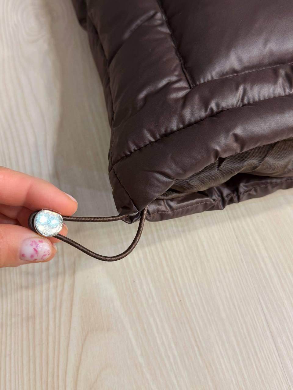 Куртка женская A-N 30046 глянцевая пуффер удлиненная с капюшоном S/M Коричневый (5895) - фото 7