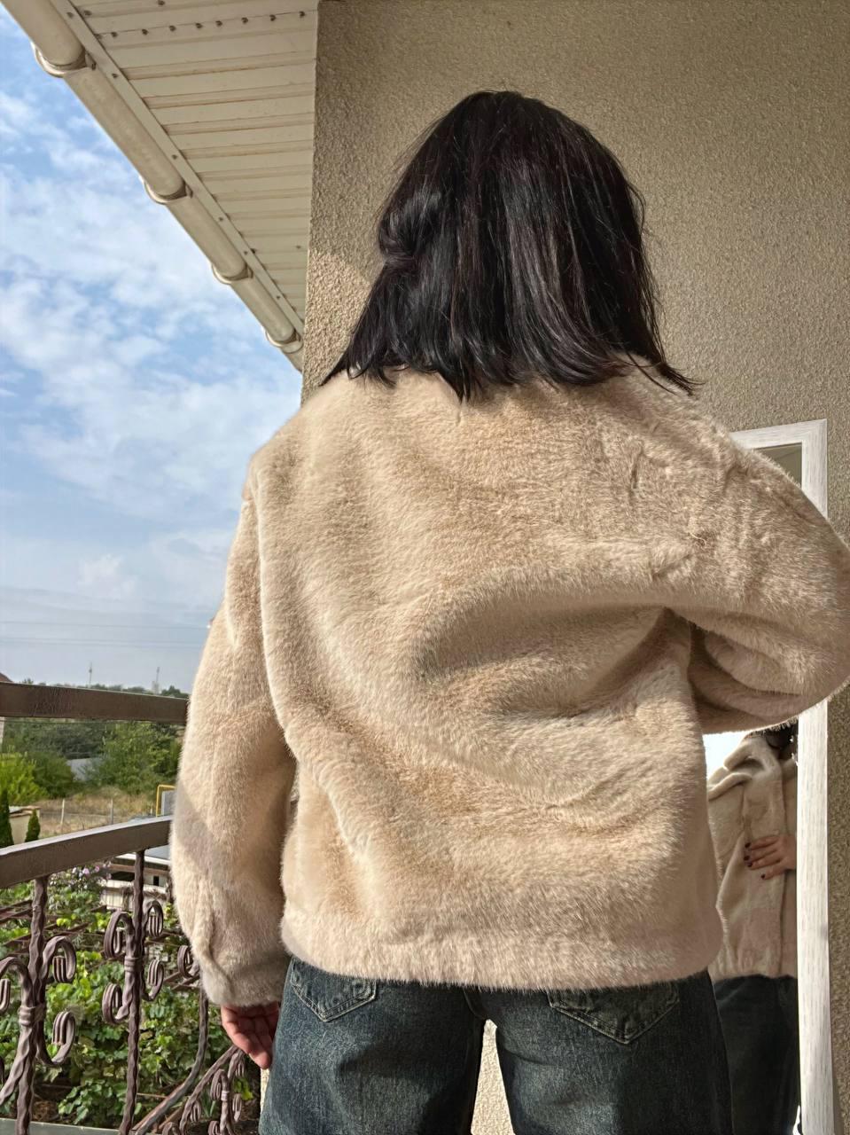 Шуба жіноча A-N 6627 коротка штучне хутро накладені кишені кнопки на резинці OS Бежевий (2736) - фото 3 Шуба жіноча A-N 6627 коротка штучне хутро накладені кишені кнопки на резинці OS Бежевий (2736) - фото 3