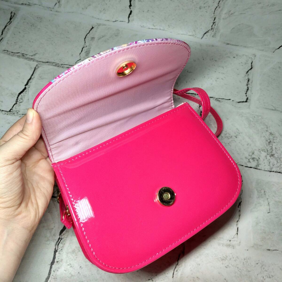 Сумочка дитяча для дівчинки лакова з ремінцем Ельза 17х13х6 см Малиновий (9004-3) - фото 2 Сумочка дитяча для дівчинки лакова з ремінцем Ельза 17х13х6 см Малиновий (9004-3) - фото 2