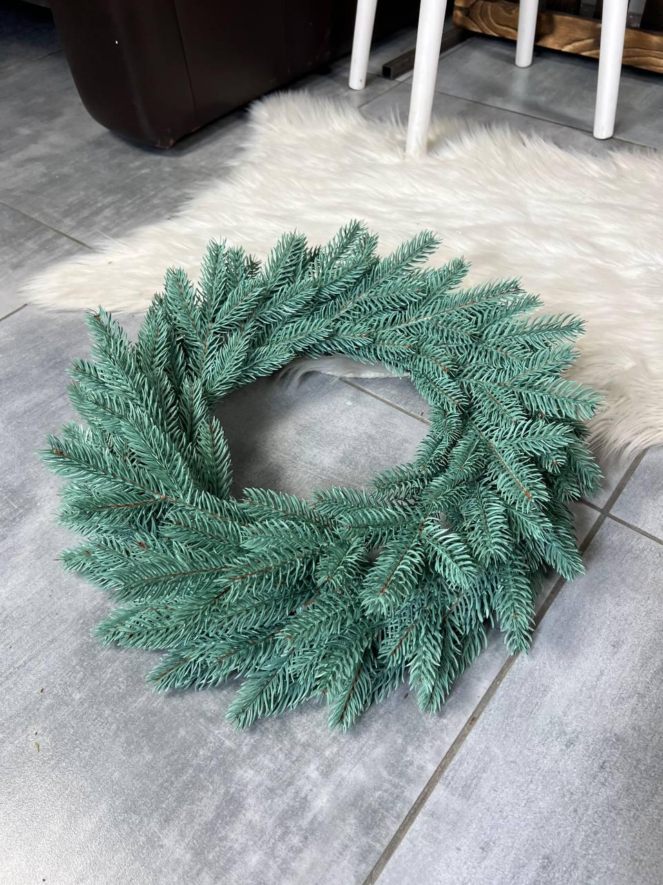 Новорічний вінок Віденський зі штучної хвої 40 см Блакитний (YA678610) - фото 3 Новорічний вінок Віденський зі штучної хвої 40 см Блакитний (YA678610) - фото 3