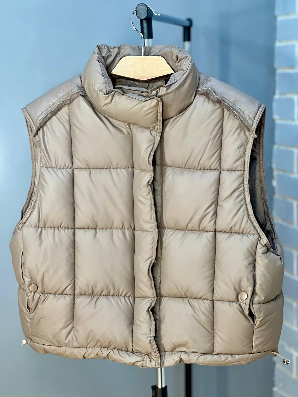 Жилетка жіноча Lady Yep 9039 стьобана коротка вставка з екошкіри на спині р. 42 Капучино (2637) - фото 4 Жилетка жіноча Lady Yep 9039 стьобана коротка вставка з екошкіри на спині р. 42 Капучино (2637) - фото 4