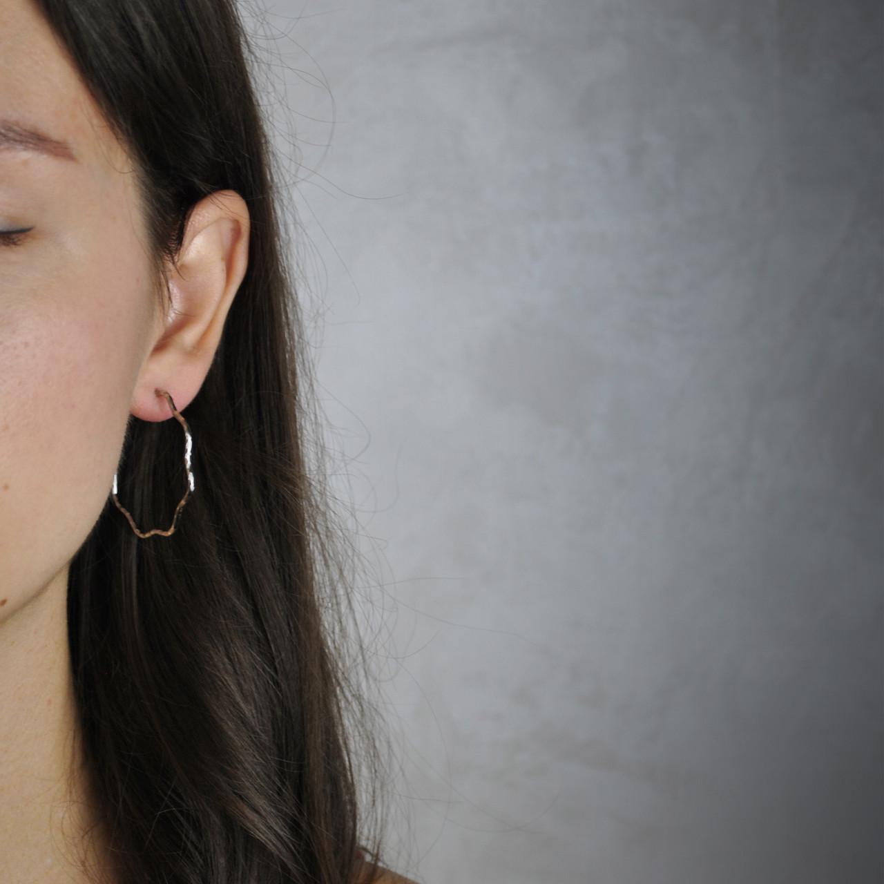 Сережки кольца с узором медицинская сталь родий (x135-1) - фото 2