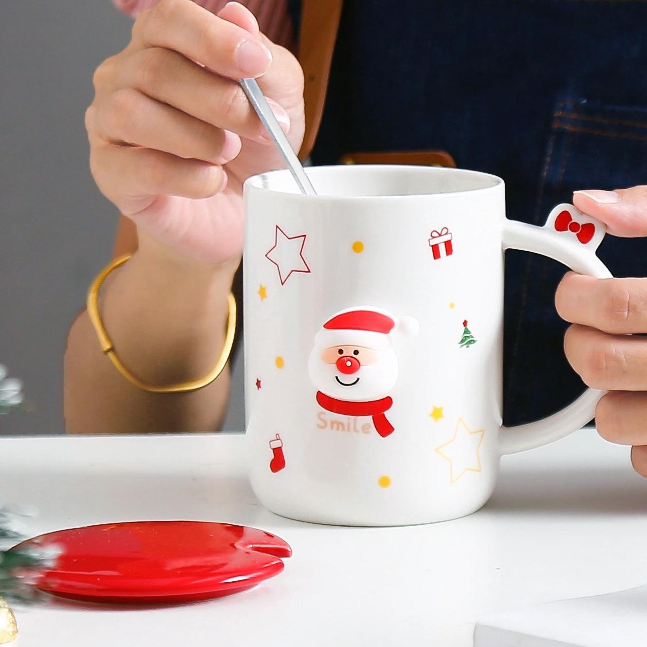 Чашка новогодняя с крышкой и ложкой Санта Smile керамика 360 мл Белый - фото 2