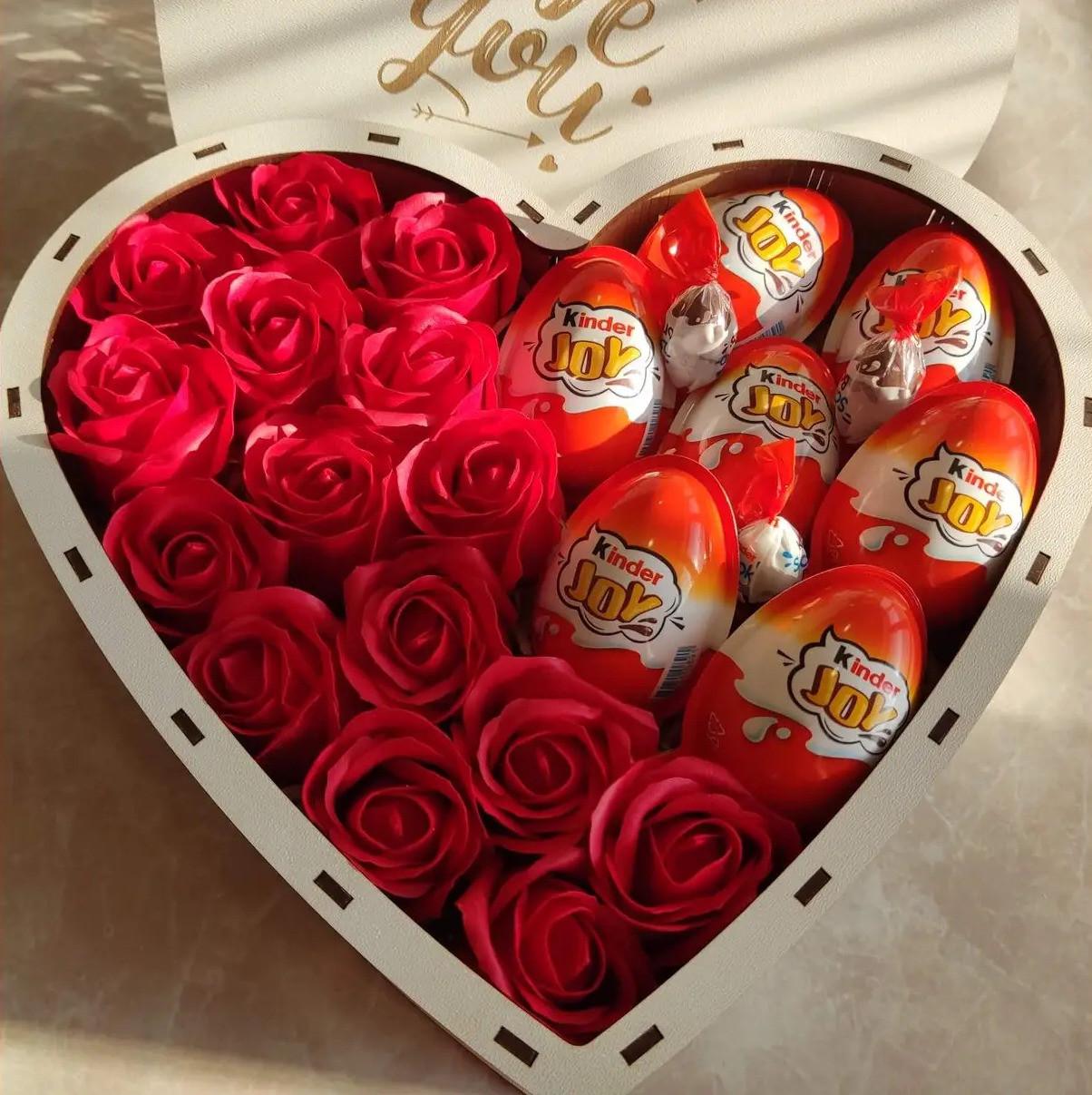 Подарочный бокс из Kinder JOY и роз для девушки на день влюбленных/8 марта/день рождения/праздник (ar22-1)