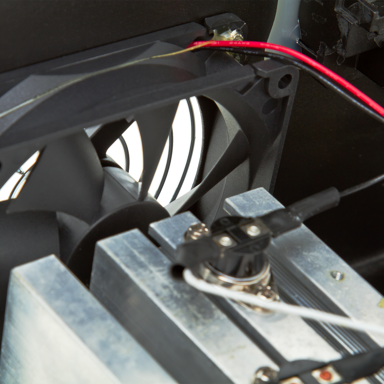 Джерело безперебійного живлення з правильною синусоїдою 24 V LPY-W-PSW-1500VA+ 1050 Вт 10/15 A (4145) - фото 6 Джерело безперебійного живлення з правильною синусоїдою 24 V LPY-W-PSW-1500VA+ 1050 Вт 10/15 A (4145) - фото 6