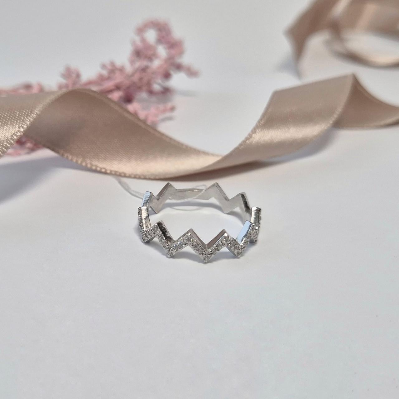 Каблучка зігзаг з білими каменями срібло 925 проби родоване 1,90 г р. 17,5 (1031r) Каблучка зігзаг з білими каменями срібло 925 проби родоване 1,90 г р. 17,5 (1031r)