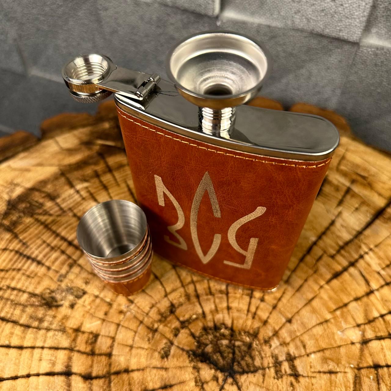 Набір фляга для алкоголю і 4 чарки в подарунковій коробці з гравіюванням ЗСУ - фото 2 Набір фляга для алкоголю і 4 чарки в подарунковій коробці з гравіюванням ЗСУ - фото 2