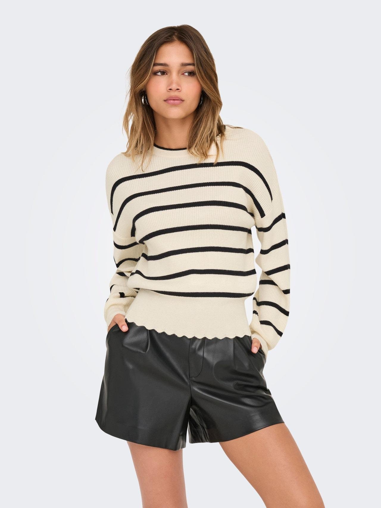 Свитер 15279935П Полоски S Черно-белый Свитер 15279935П Полоски S Черно-белый