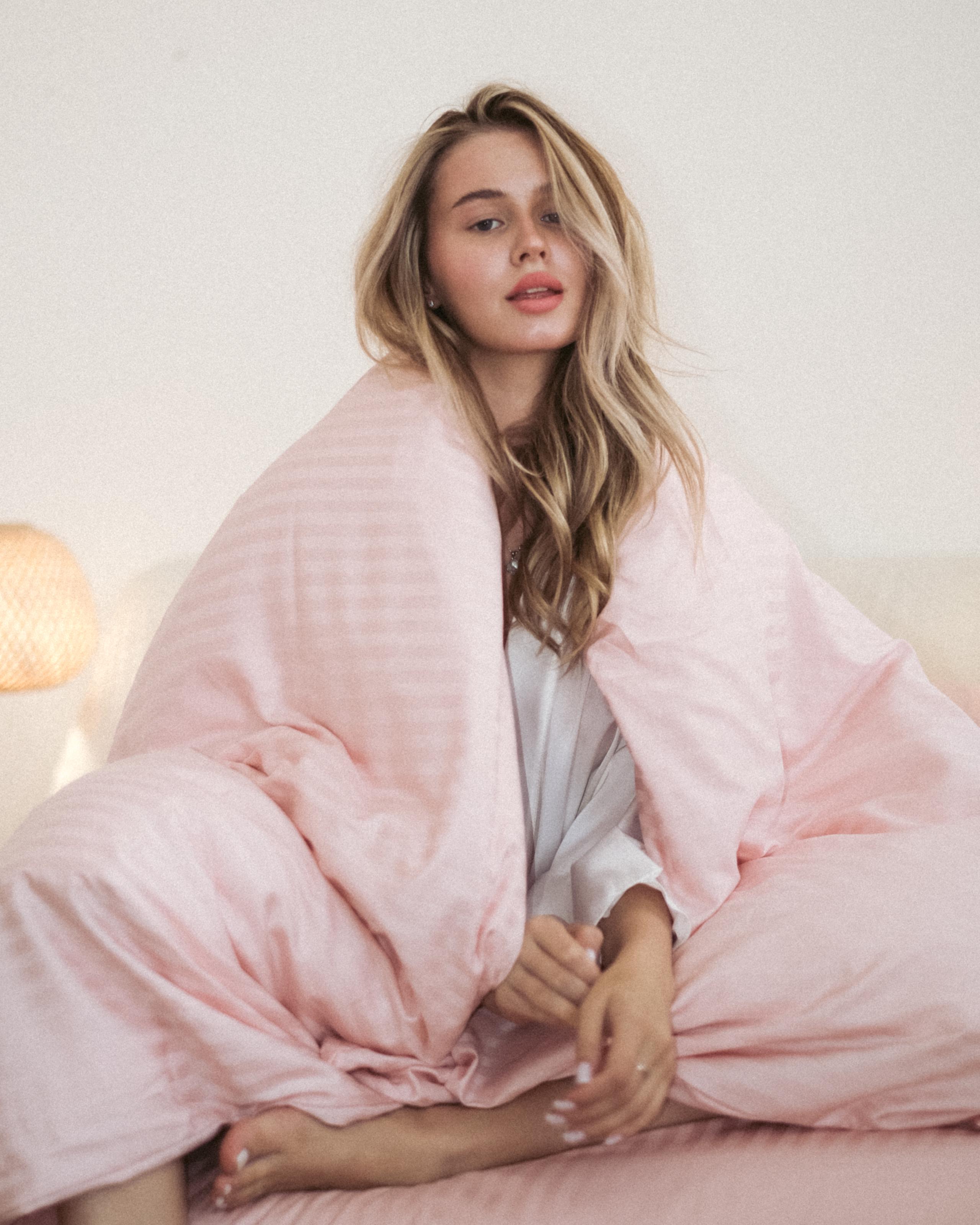 Комплект постельного белья полуторный Amore 1406L страйп-сатин Светло-розовый (KPB-A1,5-ST240Lux-1406L-LP70x70_) - фото 3 Комплект постельного белья полуторный Amore 1406L страйп-сатин Светло-розовый (KPB-A1,5-ST240Lux-1406L-LP70x70_) - фото 3