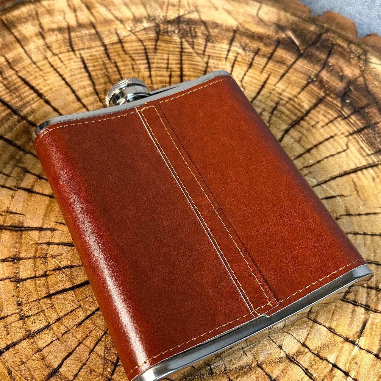 Набір фляга для алкоголю та 4 чарки в оздобленні екошкірою у подарунковій коробці (61011) - фото 9 Набір фляга для алкоголю та 4 чарки в оздобленні екошкірою у подарунковій коробці (61011) - фото 9