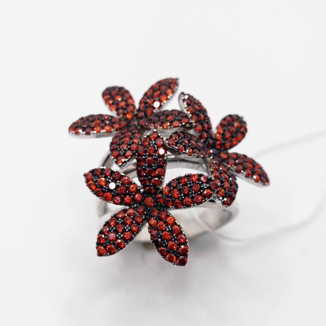 Кольцо Рапсодия серебро красные камни 925° 9,14 г р. 18,5 (10069Чр/цв)