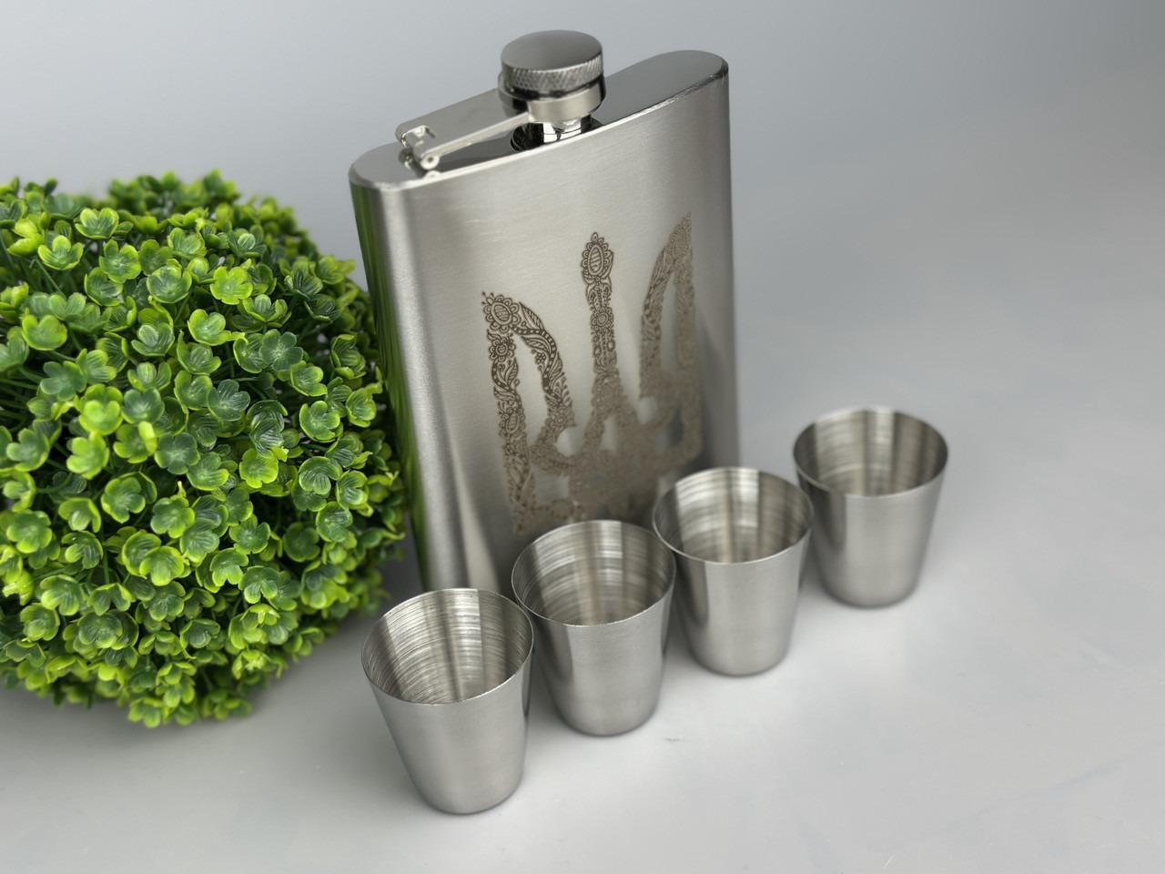 Подарунковий набір Герб Трезуб нержавіюча фляга з чарками (61006 R7) - фото 4 Подарунковий набір Герб Трезуб нержавіюча фляга з чарками (61006 R7) - фото 4