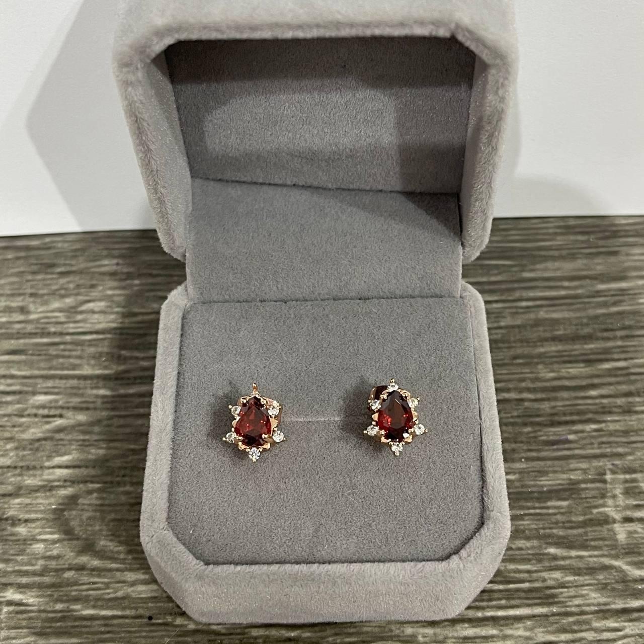 Серьги Рубиновые капли ювелирный сплав золотистый с красными цирконами (2006133595)