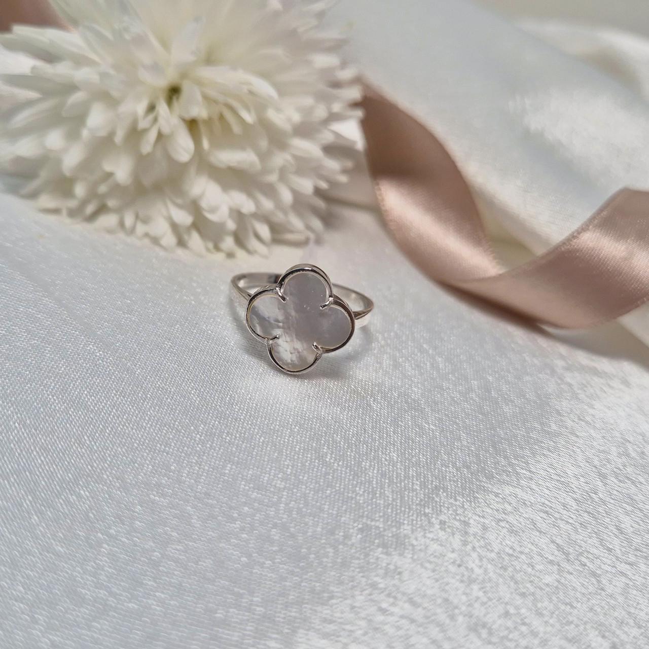 Кольцо Клевер с перламутром серебро 925 пробы родированное 2,09 г р. 17,5 (1666к) Кольцо Клевер с перламутром серебро 925 пробы родированное 2,09 г р. 17,5 (1666к)