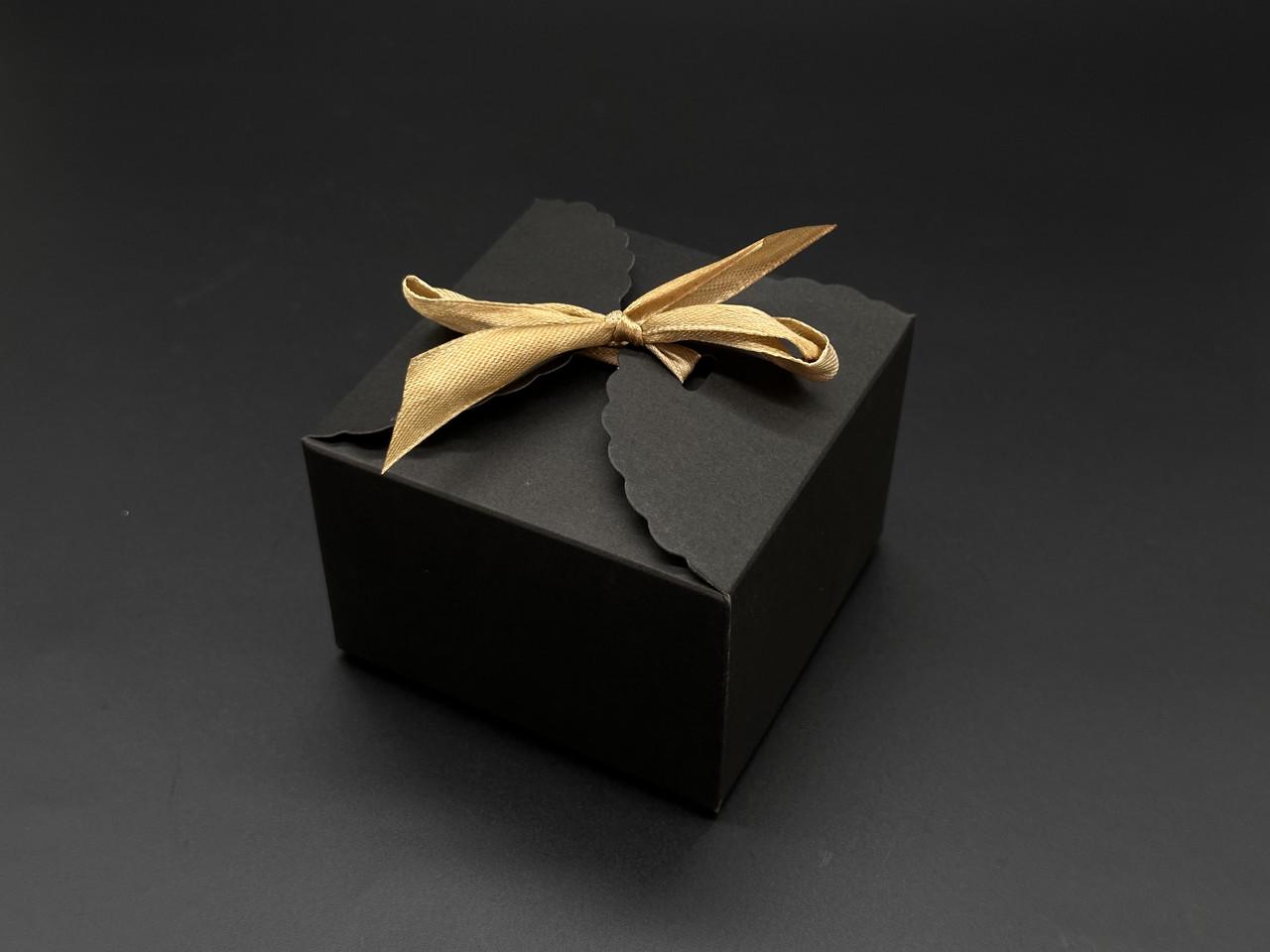 Коробка для подарков сборная с завязками картонная 9х9х6 см Черный (OA-61) - фото 4 Коробка для подарков сборная с завязками картонная 9х9х6 см Черный (OA-61) - фото 4