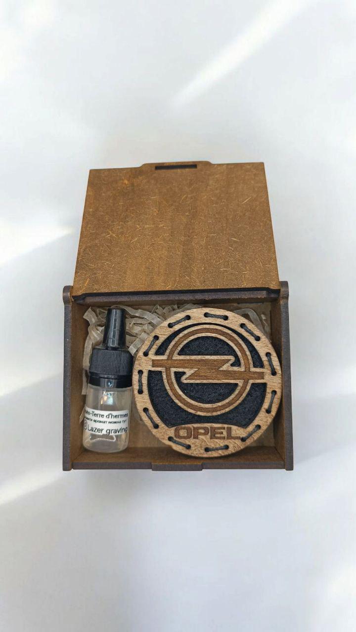 Ароматизатор в дифлектор для авто Opel з дерева та войлока та аромапарфюм 5 мл (81) - фото 2 Ароматизатор в дифлектор для авто Opel з дерева та войлока та аромапарфюм 5 мл (81) - фото 2