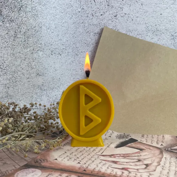 Свеча восковая руническая Беркана (1208)