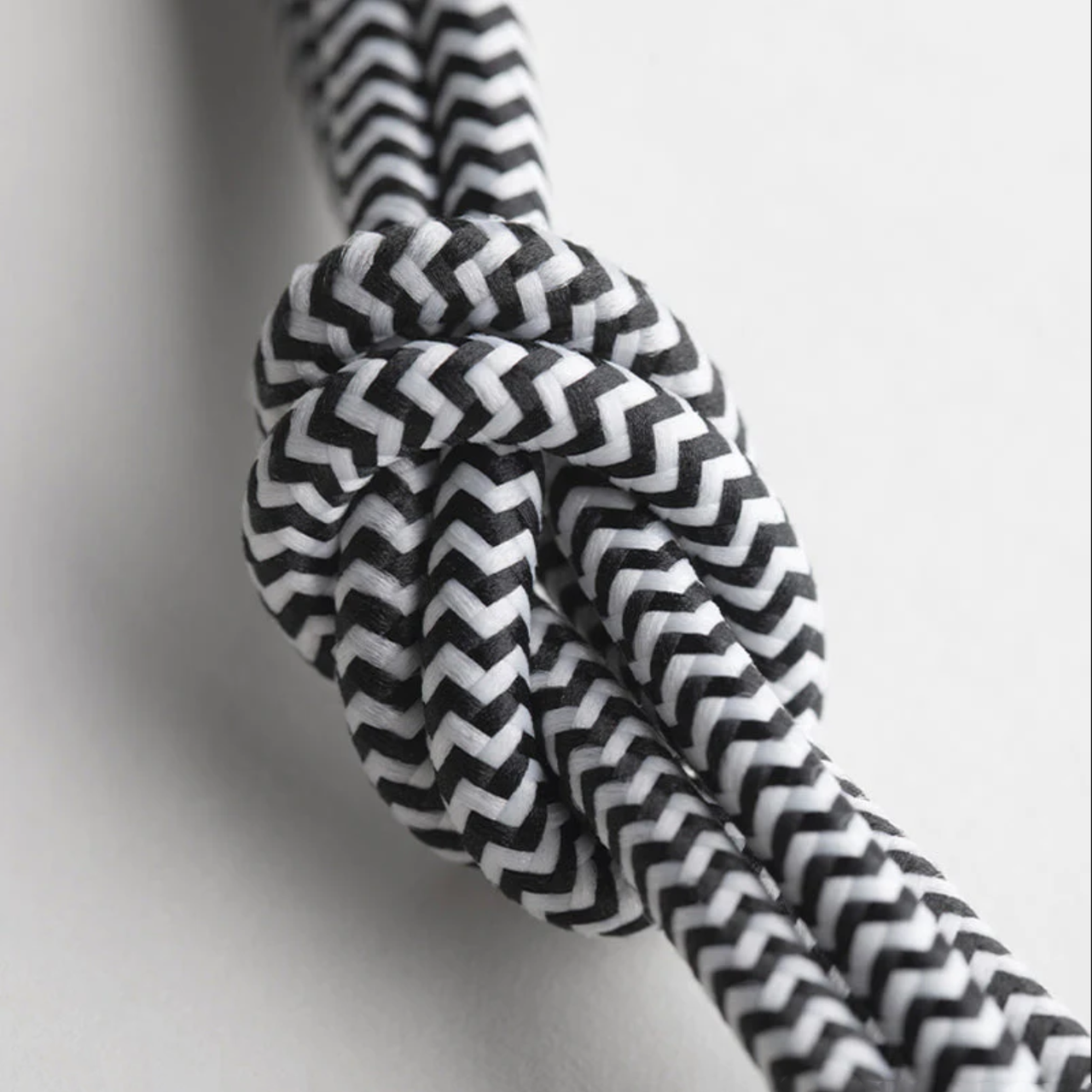 Кабель-адаптер Native Union Belt Cable 3m USB-C to HDMI, Zebra (BELT-C-HDMI-ZEB-3) - фото 4 Кабель-адаптер Native Union Belt Cable 3m USB-C to HDMI, Zebra (BELT-C-HDMI-ZEB-3) - фото 4