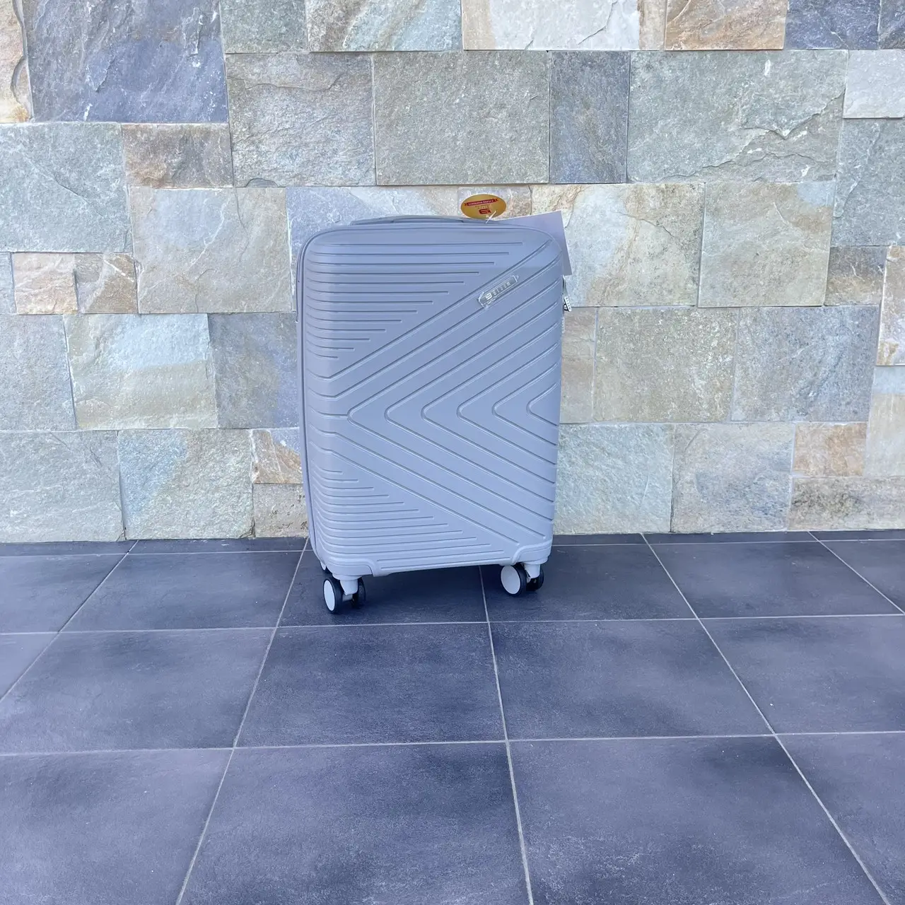 Чемодан дорожный из полипропилена Bloom 1706 средний М 63 л Серый - фото 1 Чемодан дорожный из полипропилена Bloom 1706 средний М 63 л Серый - фото 1