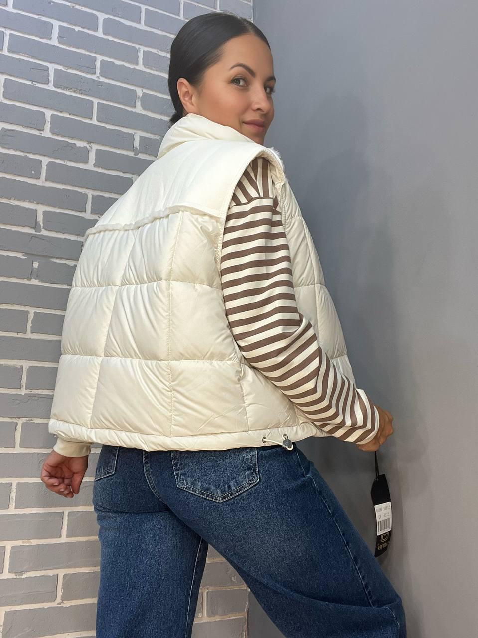 Жилетка жіноча Lady Yep 9039 стьобана коротка вставка з екошкіри на спині р. 46 Молочний (2645) - фото 7 Жилетка жіноча Lady Yep 9039 стьобана коротка вставка з екошкіри на спині р. 46 Молочний (2645) - фото 7