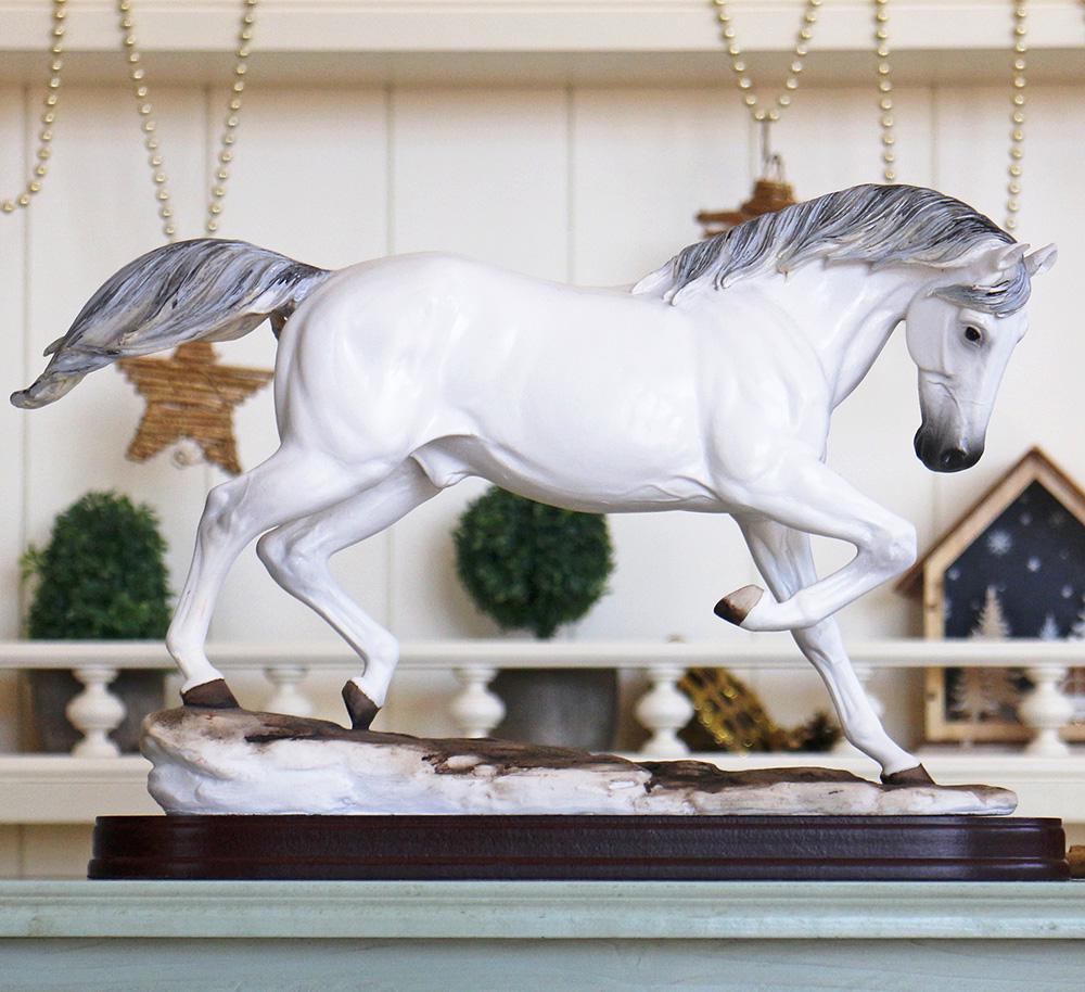 Статуетка біла конячка 32,5x10x21 Гранд Презент SM00269-1