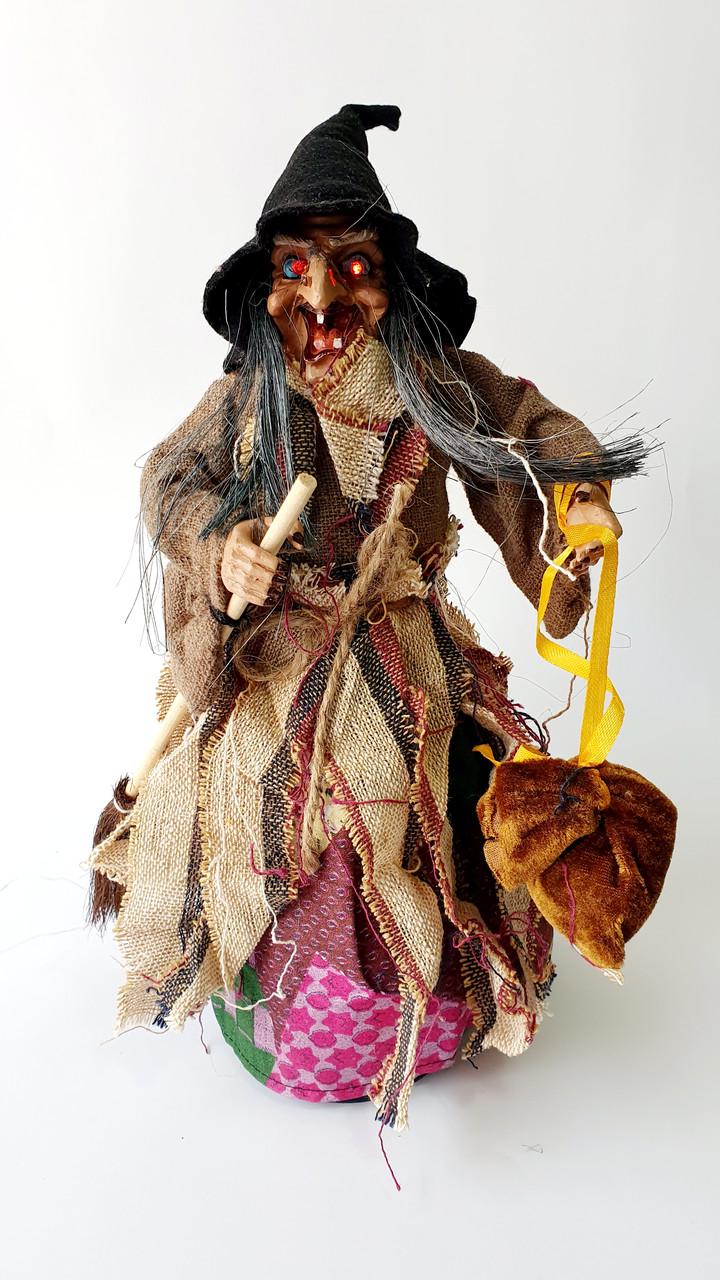 Декор на Хэллоуин Ведьма с метлой со светом и звуком 35 см Коричневый