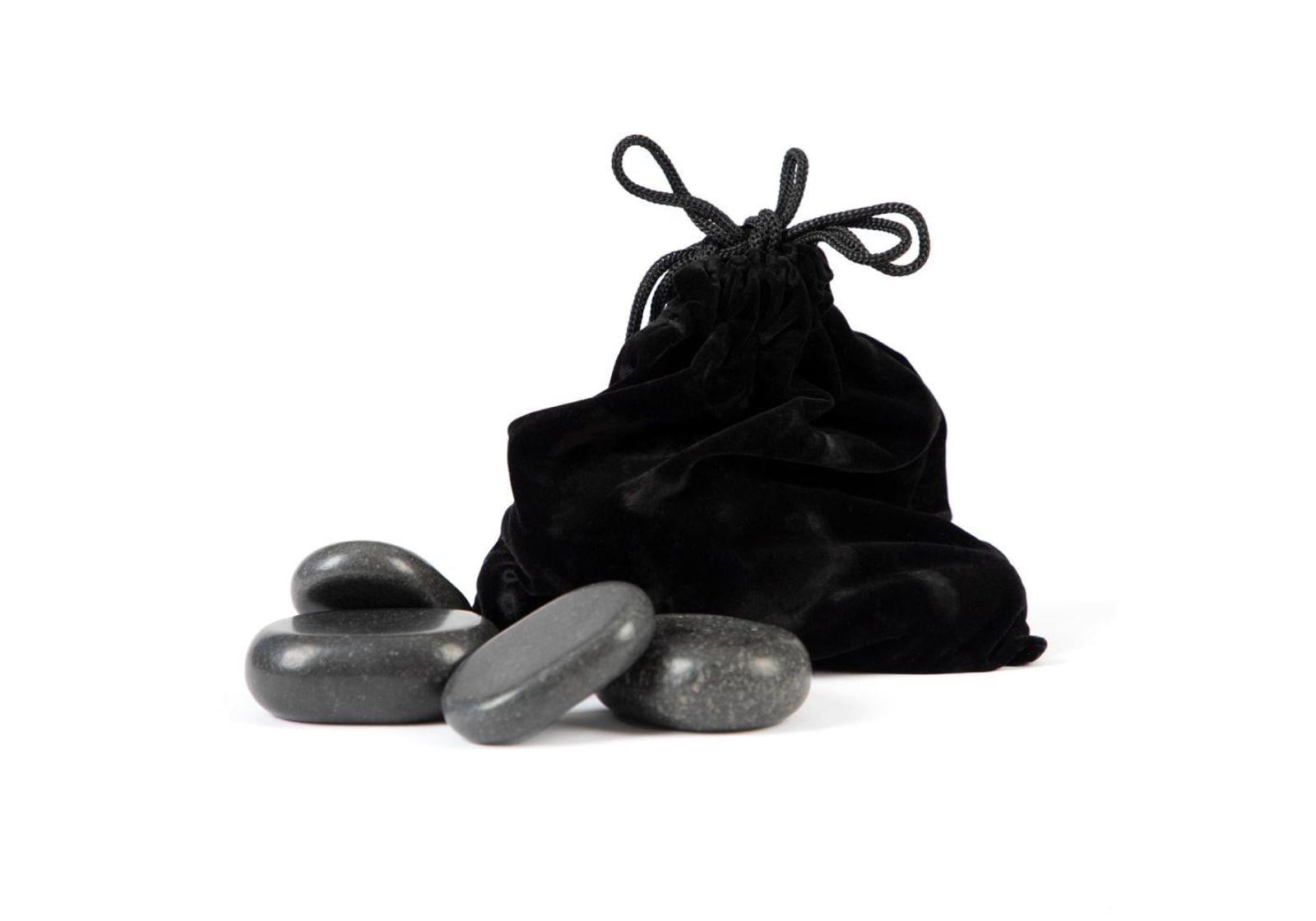 Комплект базальтовых камней Bodhi для стоун-терапии Welltouch Hot Stone 18 шт. с бархатным мешочком (SPHS18)