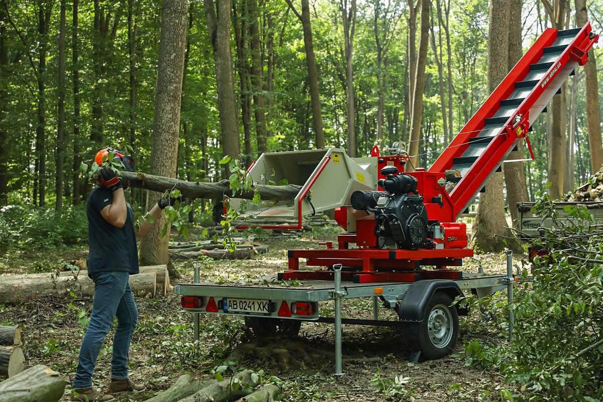 Подрібнювач гілок Arpal на шматки дров з бензиновим двигуном на причепі з поворотною платформою (АМ-200БД-К) - фото 6 Подрібнювач гілок Arpal на шматки дров з бензиновим двигуном на причепі з поворотною платформою (АМ-200БД-К) - фото 6