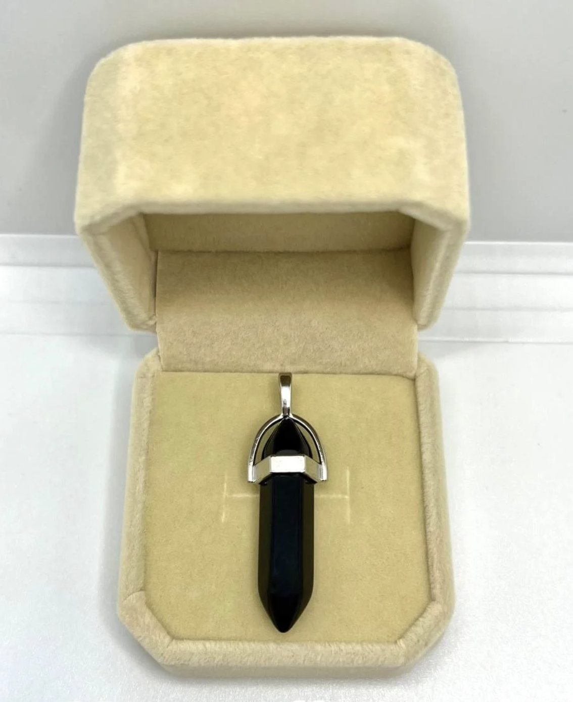 Кулон з натурального каменю чорний агат шестигранної форми в оксамитовій коробочці (16310)