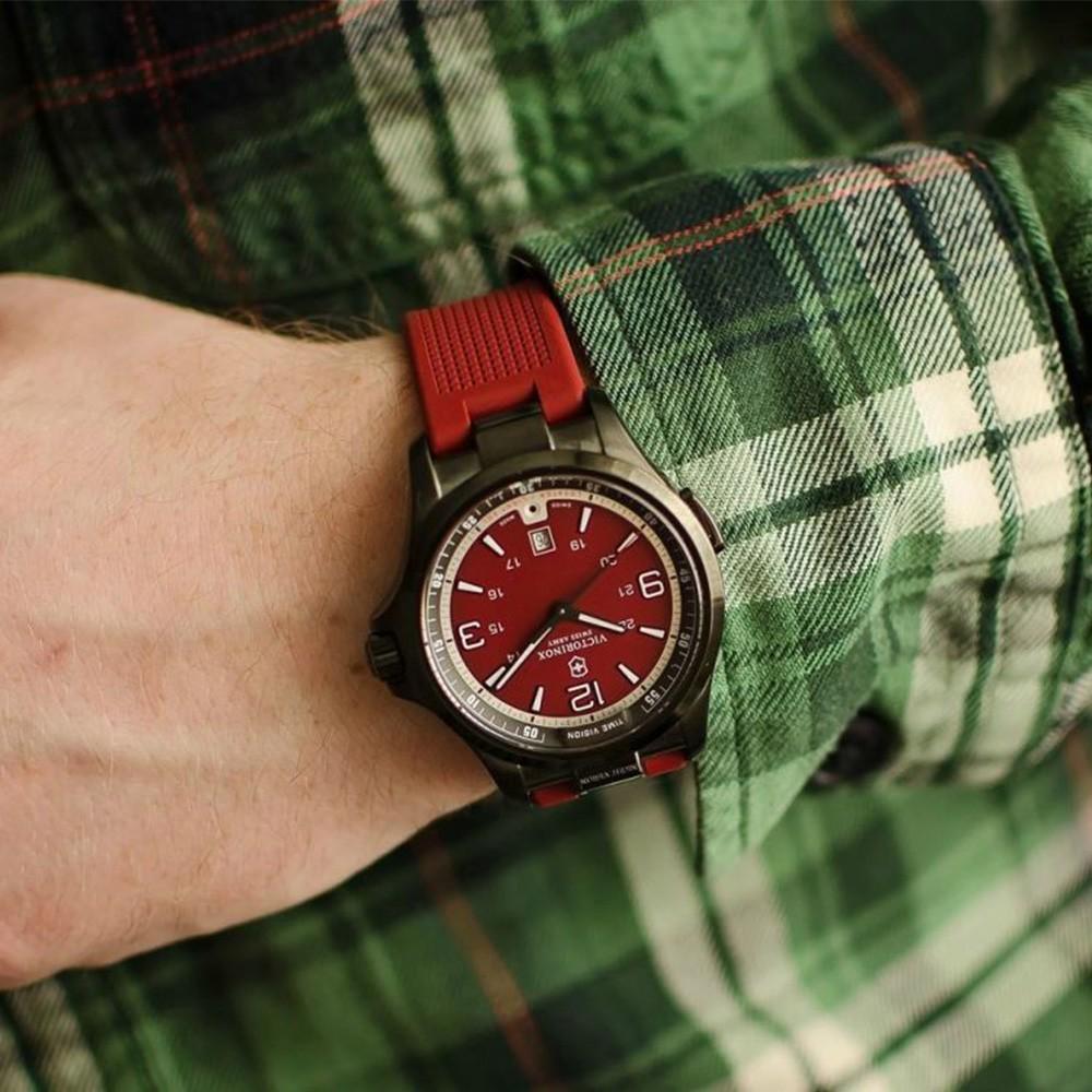 Наручний годинник чоловічий Victorinox Swiss Army Night Vision кварцевий Black (V241717) - фото 4 Наручний годинник чоловічий Victorinox Swiss Army Night Vision кварцевий Black (V241717) - фото 4