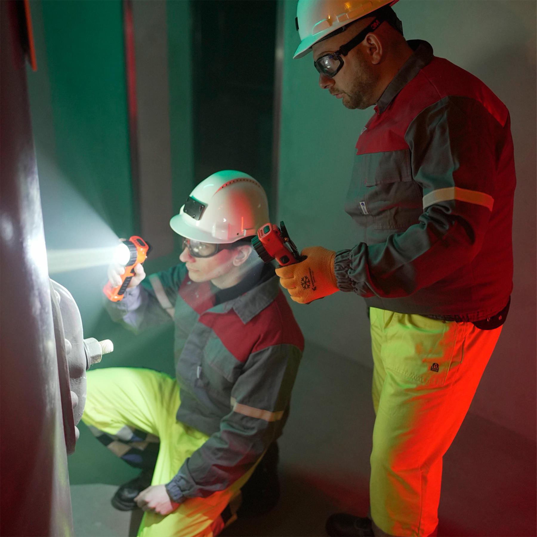 Фонарь пожарный Mactronic M-Fire Guardian XW 240 Lm Ex-ATEX (PHH0235) - фото 8 Фонарь пожарный Mactronic M-Fire Guardian XW 240 Lm Ex-ATEX (PHH0235) - фото 8