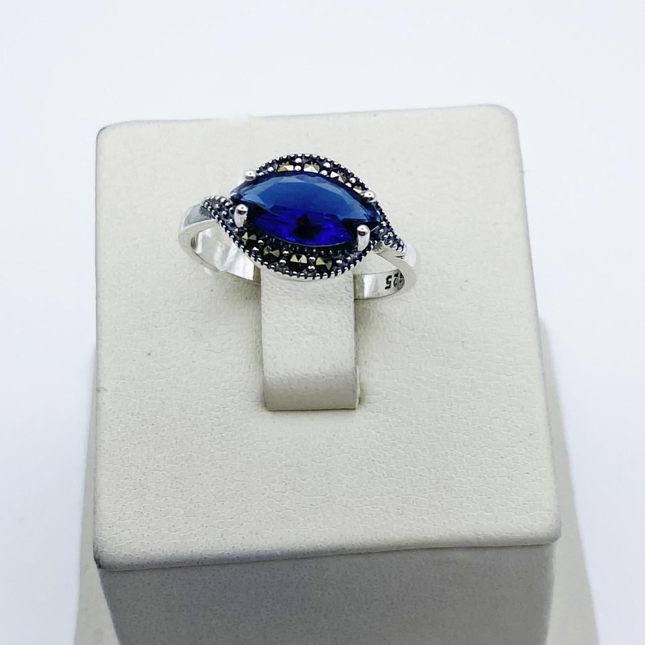 Кольцо серебряное с сапфиром и марказитом р. 18 2,95 г (2043137994)