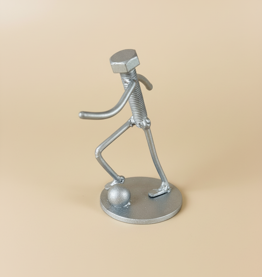 Фигурка футболиста из металлолома ручной работы (30775423)