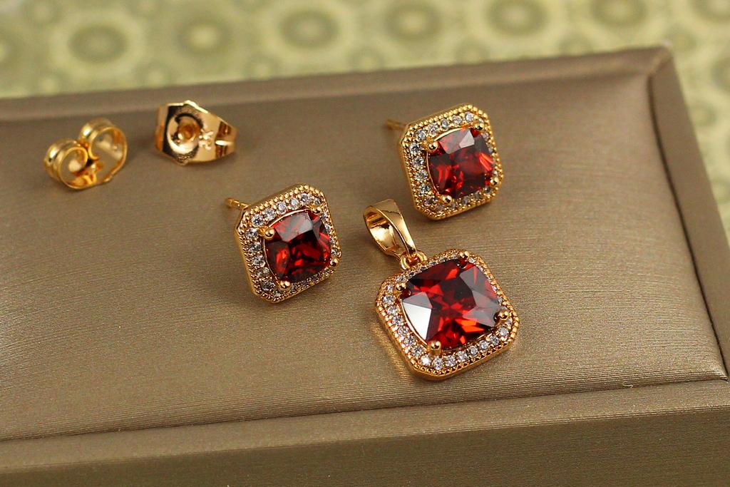 Набор Xuping Jewelry ромб в ободке из фианитов с красным камнем Золотой (31916641)